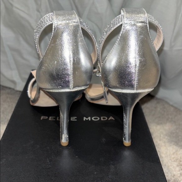 PELLE MODA 6.5 

KACEY EVENING SANDAL SILVER LEATHER - Picture 4 of 7